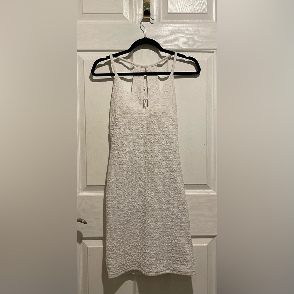 Women’s White Textured Sleeveless Dress in Good Condition. Size Medium. $10.